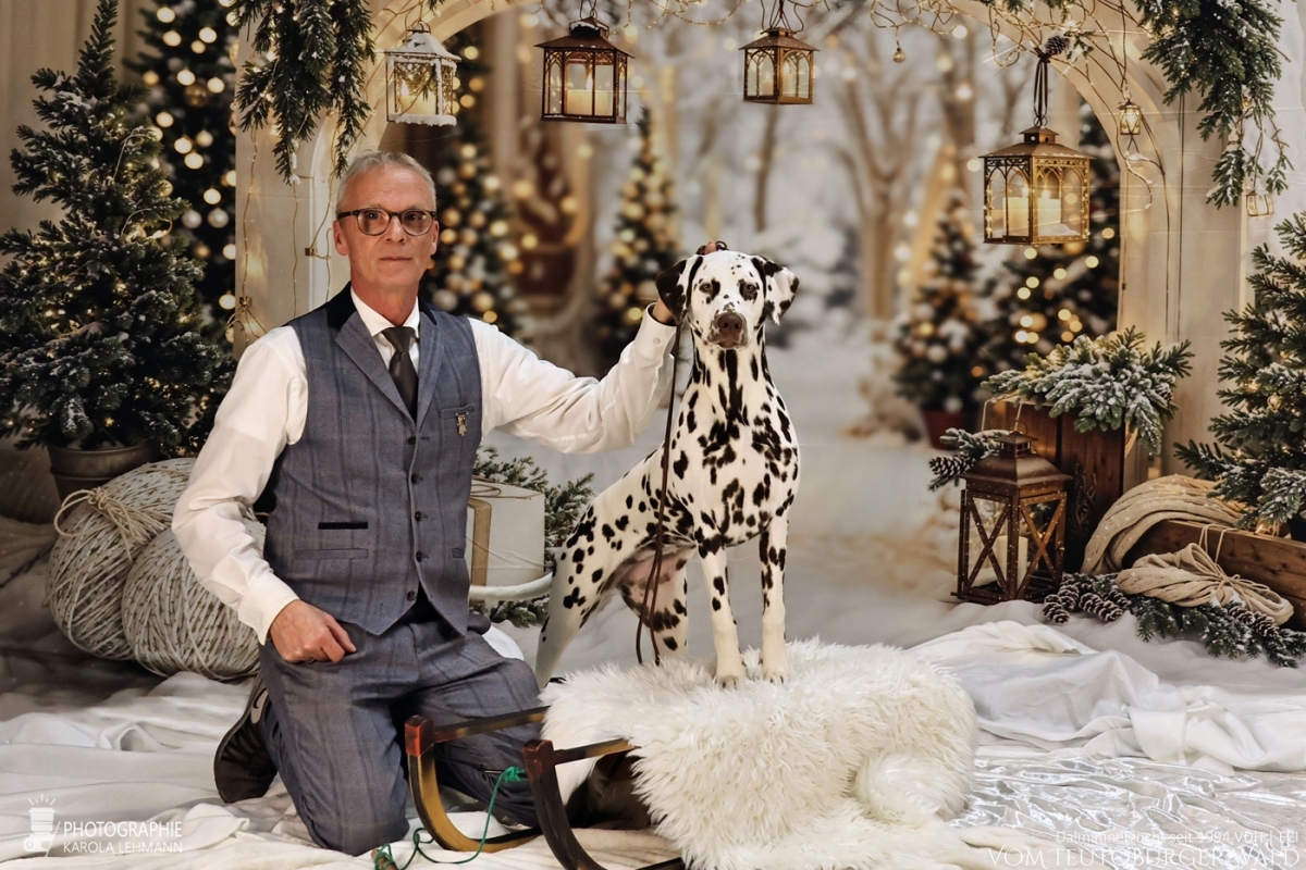 Jüngsten Klasse Hündinnen (5 Meldungen) Timeless Twilight vom Teutoburger Wald V: IntCh Running Spot's Dancing Bob M: Ch Jameelah's Journey vom Teutoburger Wald Doghandler: Michael Lehmann - Viel Versprechend Platz 1 – BEST OF BREED PUPPY Herner-Jüngsten-Adventssieger 2025 POKAL PUNCTUM AWARD „Die schönsten Pfoten“ Jüngsten Klasse Hündinnen (5 Meldungen) Timeless Twilight vom Teutoburger Wald V: IntCh Running Spot's Dancing Bob M: Ch Jameelah's Journey vom Teutoburger Wald Doghandler: Michael Lehmann - Viel Versprechend Platz 1 – BEST OF BREED PUPPY Herner-Jüngsten-Adventssieger 2025 POKAL PUNCTUM AWARD „Die schönsten Pfoten“